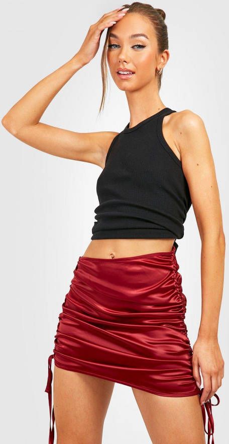 boohoo Geplooide Satijnen Mini Rokje, Red
